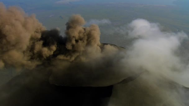 火山クレーターの空中ビューGunung Bromo山は活火山です インドネシア東ジャワ州で活火山煙を出すクレーター — ストック動画