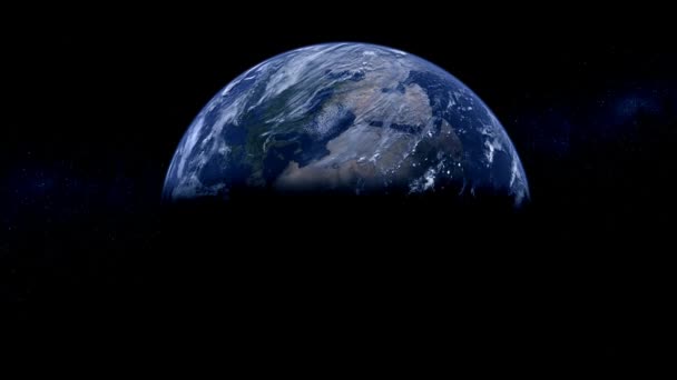 Aarde Verschijnt Langzaam Uit Duisternis Draait Rond Ruimte Verlicht Door — Stockvideo