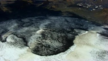 Kuzey Kutup Bölgesi Delta Nehri 'nde doğal mineralle karıştırılmış Buzul Eriyen Su Hava Görünümü