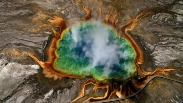 Luchtfoto Zoom Uit Van Grand Prismatic Spring Yellowstone National Park — Stockvideo
