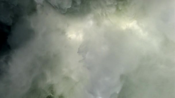 구름을 만드는 솜털같은 구름이 하늘을 뒤덮었습니다 천천히 움직이는 시간이 시간의 — 비디오
