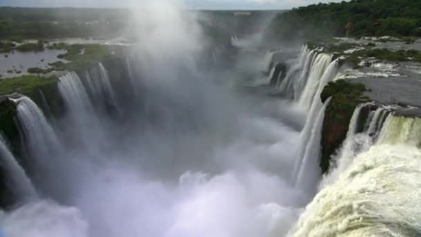 Vodopád Přibližuje Zpomaleně Mocný Běsnící Vodopád Prudce Padající Přes Skalnatý — Stock video