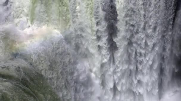 Wasserfall Zeitlupe Mächtig Tobender Wildwasserfall Der Kraftvoll Über Eine Felskante — Stockvideo