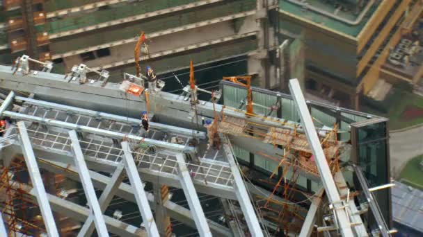 Luchtfoto Van Bouwplaats Met Kranen Ingenieur Die Met Metaal Werkt — Stockvideo