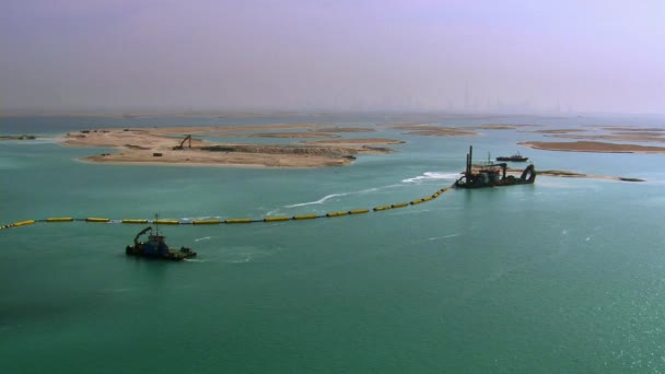 Barco Lleva Contenedores Largo Del Mar Largo Una Pequeña Isla — Vídeo de stock