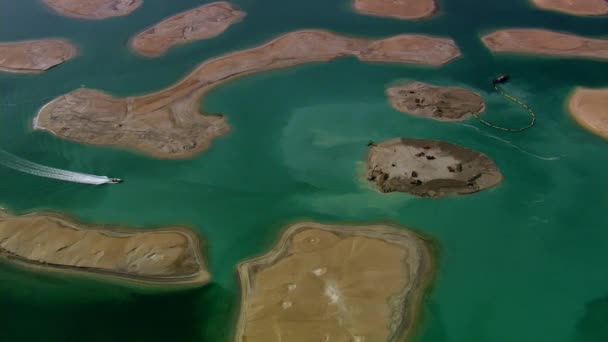 Barco Lleva Contenedores Largo Del Mar Largo Una Pequeña Isla — Vídeos de Stock