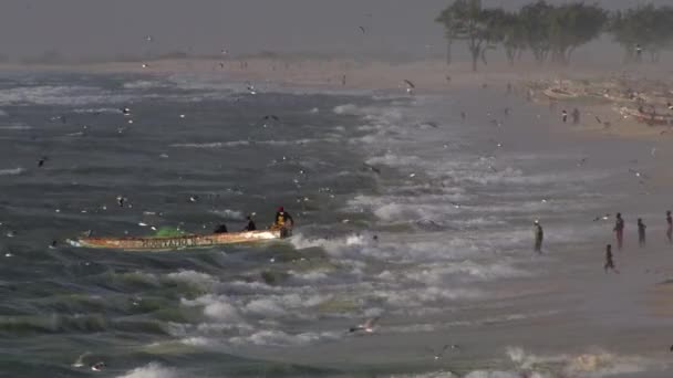 Winneba Ghana 2017 Vissers Gaan Vissen Een Houten Boot Luchtzicht — Stockvideo