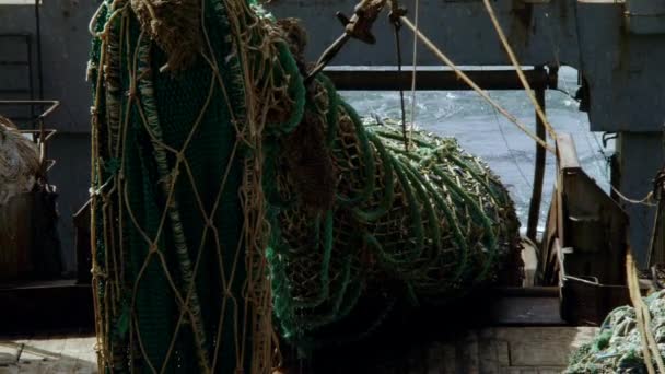 Posádka Rybářů Pracuje Obchodní Rybářské Lodi Která Tahá Vlečnou Síť — Stock video