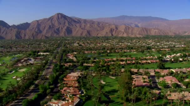在住宅区的公寓和别墅的无人机拍摄 空中景观 — 图库视频影像