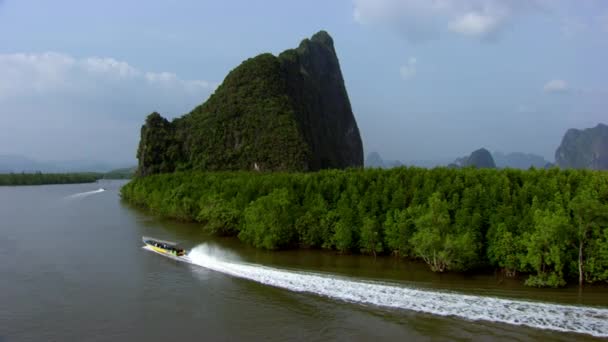 Pemandangan Udara Teluk Phang Nga Dengan Gunung Saat Matahari Terbit — Stok Video