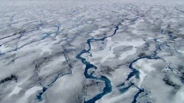 Dağ buzulu hava manzarası. Buz çatlakları, yarık. Dağlık bölgelerde eriyen buzlar. Isınan hava ve okyanus sıcaklıkları buzulların erimesini arttırır. Avrupa 'nın En Büyük Buzulu Vatnajokull İzlanda.