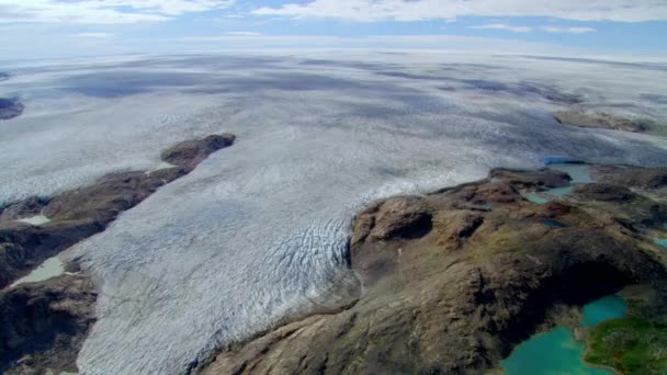Gebirgsgletscher Luftaufnahme Eisrisse Gletscherspalten Schmelzendes Eis Bergregionen Erwärmende Luft Und — Stockvideo
