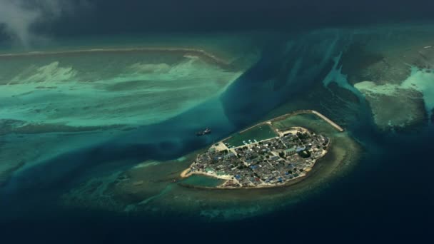 热带岛屿的空中拍摄 2016年6月 马尔代夫首都马累 印度洋拥挤的城市 — 图库视频影像