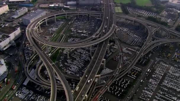Luftaufnahme Von Autobahn Und Überführung Der Stadt Einem Bewölkten Tag — Stockvideo