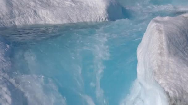 Κοντινό Πλάνο Των Παγετώνων Απορροή Νερού Μέσω Των Παγετώνων Καθώς — Αρχείο Βίντεο