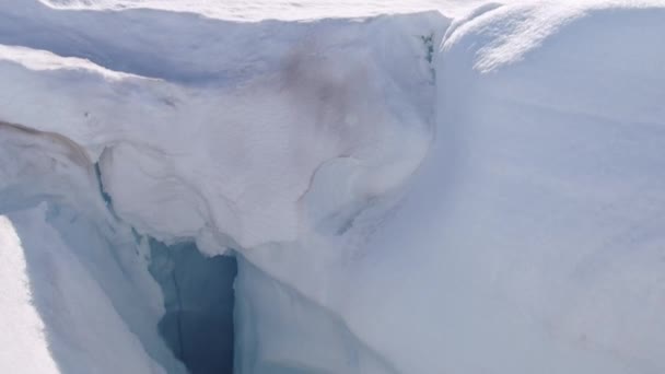 Close Água Glacial Escoamento Fluindo Através Dos Campos Gelo Como — Vídeo de Stock