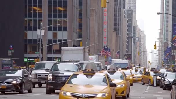 黄色出租车与行人在街上的著名交通 — 图库视频影像