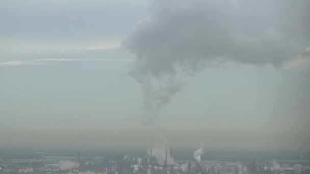 Luftaufnahme Emission Die Atmosphäre Aus Industriellen Rohren Schornsteinfeger — Stockvideo