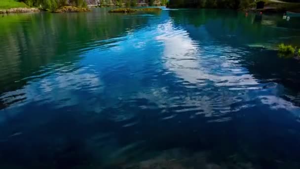 ターコイズブルーの水と緑の木と山の湖の空中ビュー 水の中の反射 湖と美しい春の風景 — ストック動画