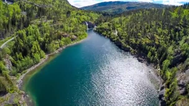 Aerial Kilátás Hegyi Türkiz Víz Zöld Fák Tükröződés Vízben Gyönyörű — Stock videók