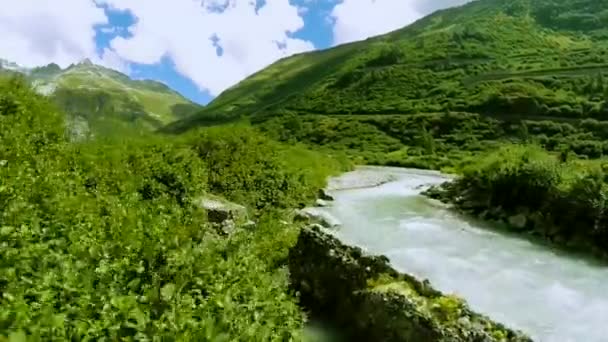 Vista Aérea Lago Montanha Com Água Azul Turquesa Árvores Verdes — Vídeo de Stock