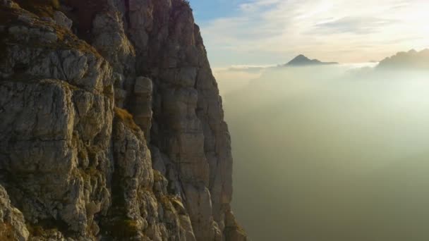 Vista Aérea Las Montañas Salvajes Madeira Cubiertas Nubes Cerca — Vídeos de Stock