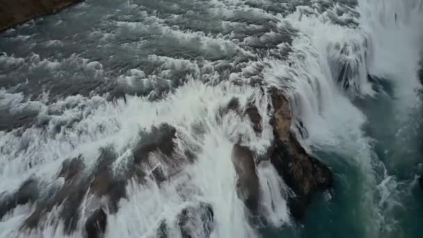 Schöne Aussicht Auf Die Felskaskaden Und Wasserfälle Fluss Den Bergen — Stockvideo