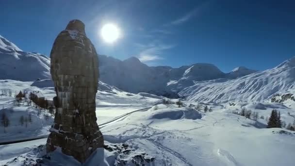 Vinterlandskap Vackra Snöiga Berg Närbild Det Norra Landskapet Snötäckta Kullar — Stockvideo