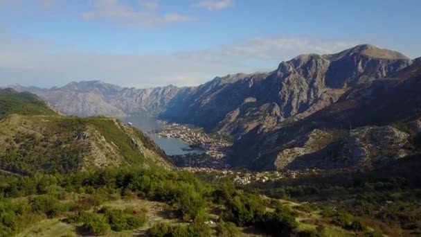 Drone Disparó Volando Sobre Hermosa Cresta Montaña Nubes Bosque Selva — Vídeos de Stock