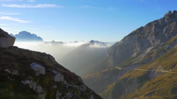Drone Colpo Volando Sopra Bella Cresta Montagna Nuvole Nella Foresta — Video Stock