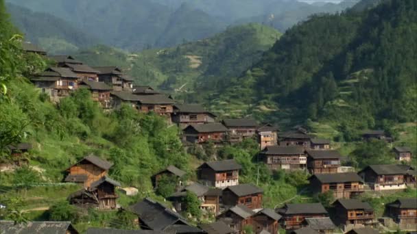 青山上传统的亚洲村庄 中国贵州传统瓷砖房屋建筑 绿林山水中的亚洲村 — 图库视频影像