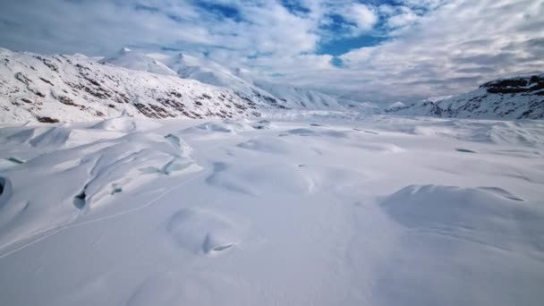 南極の空中風景壮大な風景です 雪に覆われた北極 極端な自然山の美し — ストック動画