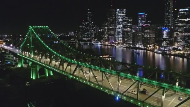 夜にカラフルな都市の空中風景 ダウンタウンの航空ビュー 夜のダウンタウンの街 夜景空撮 ナイトライフ アベニュー ビュー — ストック動画