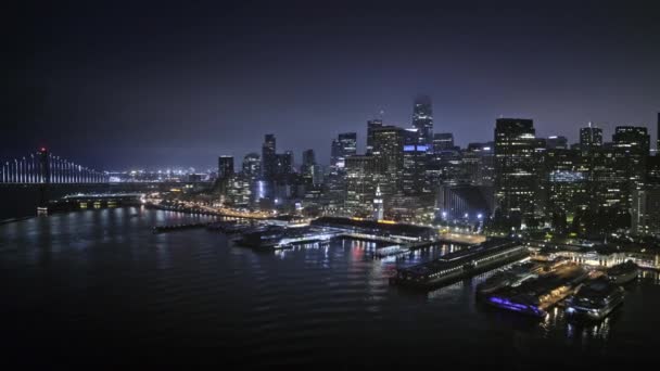 夜にカラフルな都市の空中風景 ダウンタウンの航空ビュー 夜のダウンタウンの街 夜景空撮 ナイトライフ アベニュー ビュー — ストック動画