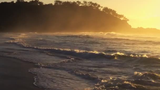 Puesta Sol Sobre Las Olas Del Océano Lavar Playa Arena — Vídeos de Stock