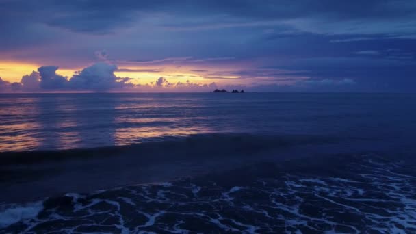 Sunset Ocean Waves Wash Sand Beach Aerial Sun Set Mountain — Stock Video