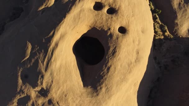 世界の縁 ジェベル フィフライン の空中は 岩の多い砂漠では予期せぬ劇的な地質学的不思議です サウジアラビアのリヤドの北西に砂とブラシの上に空中ビュー — ストック動画