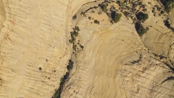 世界の縁 ジェベル フィフライン の空中は 岩の多い砂漠では予期せぬ劇的な地質学的不思議です サウジアラビアのリヤドの北西に砂とブラシの上に空中ビュー — ストック動画