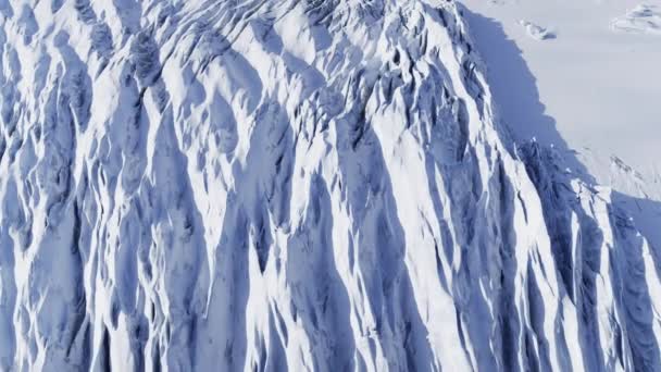 Top Uitzicht Besneeuwde Kust Bergstroom Natuurlijke Schoonheid Van Het Ijzige — Stockvideo