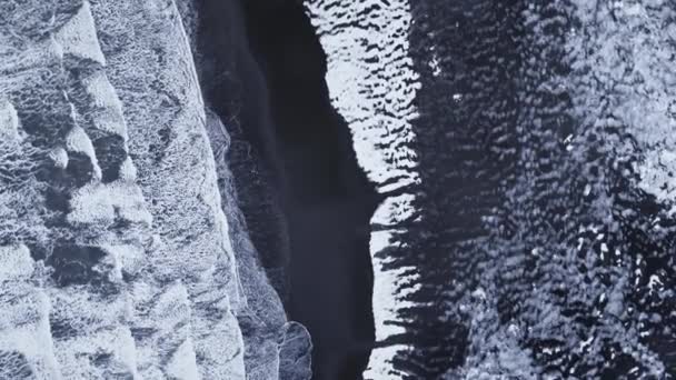 Top View Snow Covered Coast Mountain River Stream Natural Beauty — Stock Video