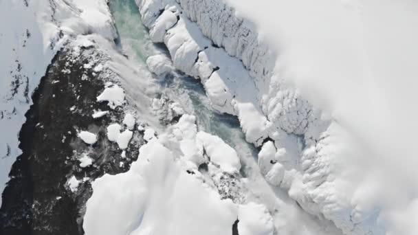 Vista Superior Sobre Arroyo Del Río Montaña Costa Cubierta Nieve — Vídeos de Stock