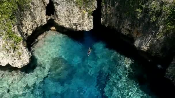Vista Aérea Superior Del Hombre Buceando Mar Claro Hermoso Arrecife — Vídeos de Stock