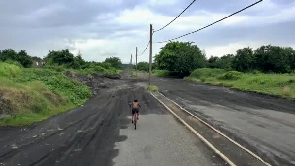 Uma Criança Bicicleta Estrada Asfalto Uma Rua Pobre Tres Sargentos — Vídeo de Stock