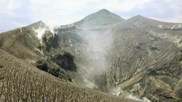 Vue Aérienne Des Explorateurs Marchent Bord Volcan Bromo Dans Île — Video