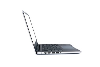 Boş ekranlı, alüminyum malzemeli, beyaz arka planda izole edilmiş modern ince dizayn laptop. Şablon dizüstü bilgisayarı. Kullanımı çok kolay kırpma yolu ile dosya içerir.