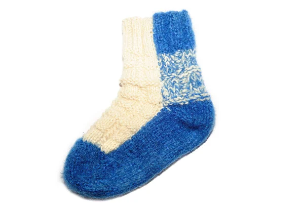 Sıcak örme Yün çorap örgü üzerinde beyaz bir ba izole iğne