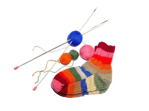 Warme gestrickte Wollsocken Stricknadeln isoliert auf einem weißen b lizenzfreie Stockfotos