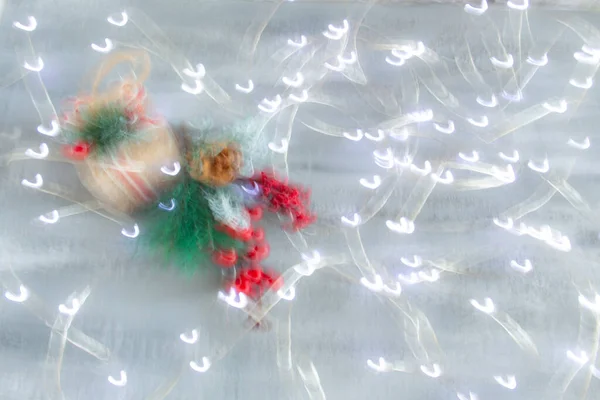 Schöne verschwommene Weihnachtsdekoration in roten Silbertönen, Zapfen, Zweige eines Weihnachtsbaums, ein Geschenk und ein Viburnum, modern — Stockfoto