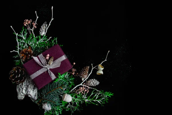 黒を基調とした美しいクリスマスと新年の構図グリーティングカード。フラットレイアウト、コピースペース、トップビュー — ストック写真