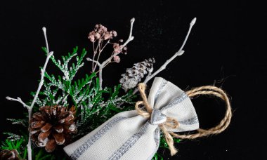 Güzel parlak noeller ve siyah arka planda yeni yıl kompozisyonu, tebrik kartı. Düz yatış, üst görünüm